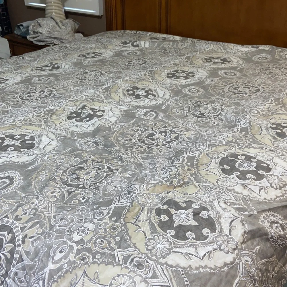 Like new Pottery Barn Jacquelyn Medallion Organic Sateen Duvet Cover & shams